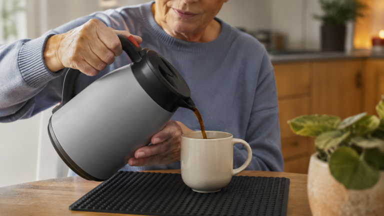 Como servir café com mais estabilidade quando as mãos tremem